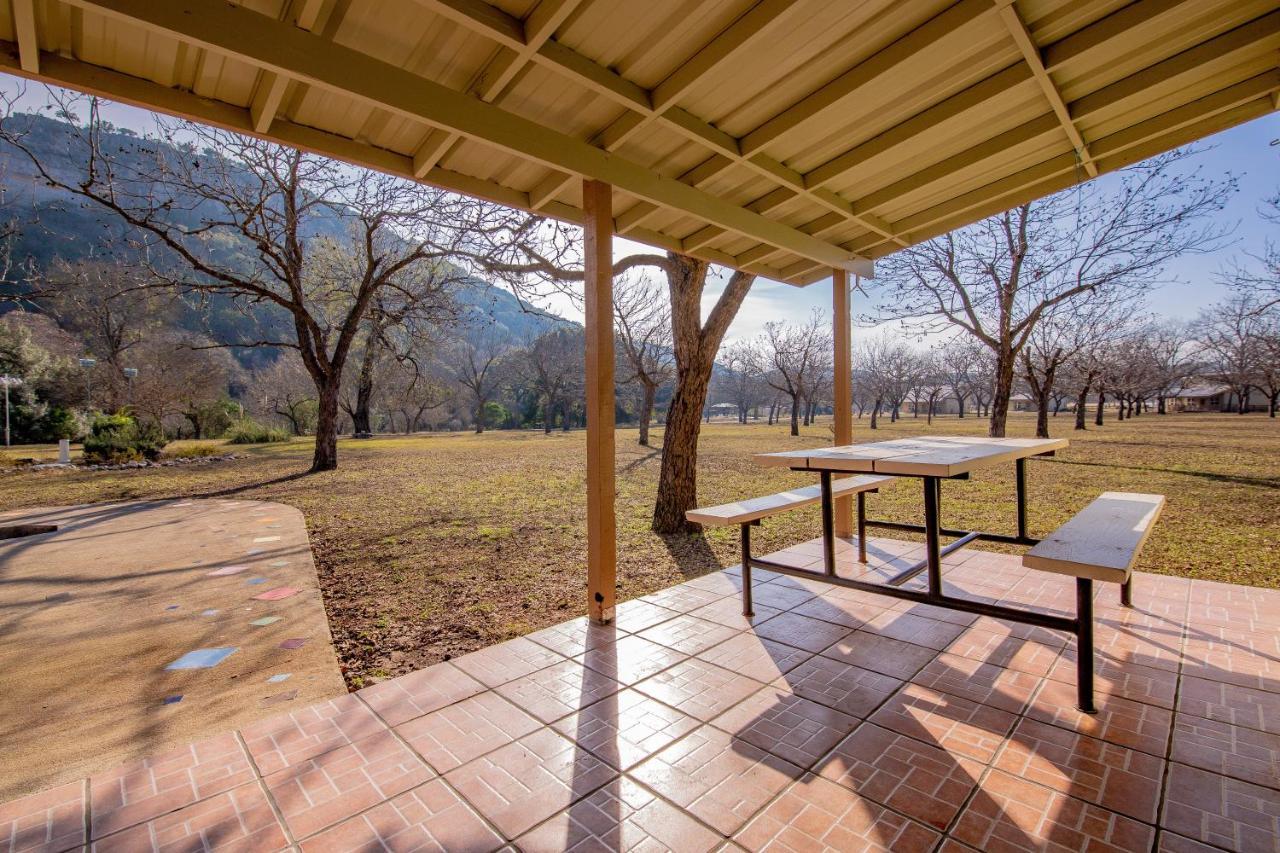 Seven Bluff Cabins Concan Extérieur photo