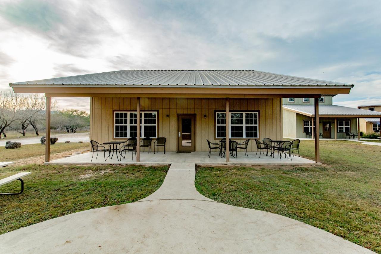 Seven Bluff Cabins Concan Extérieur photo