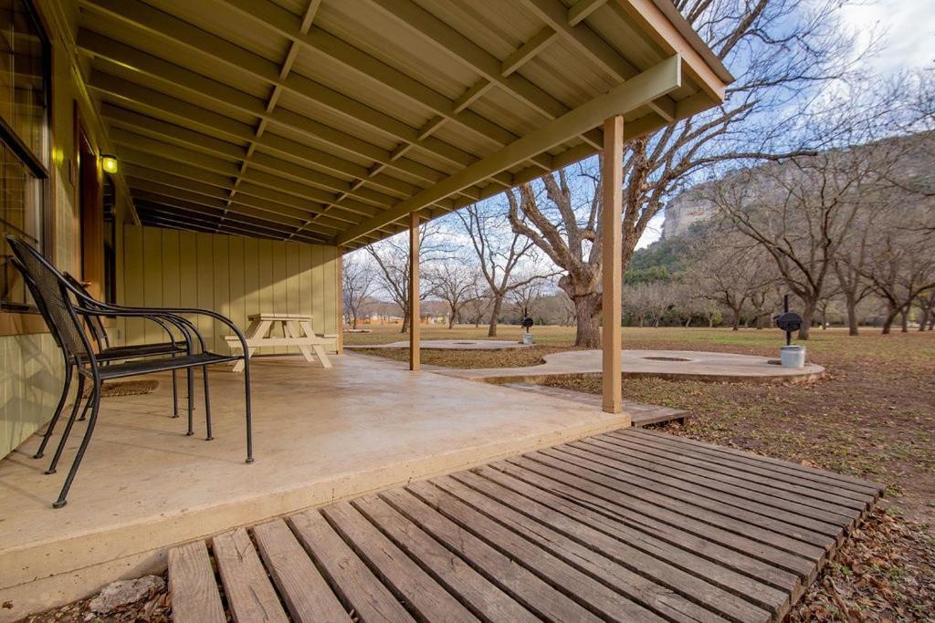 Seven Bluff Cabins Concan Extérieur photo