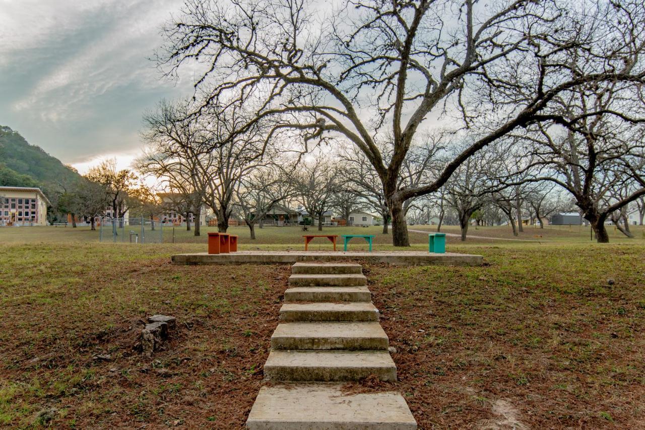 Seven Bluff Cabins Concan Extérieur photo