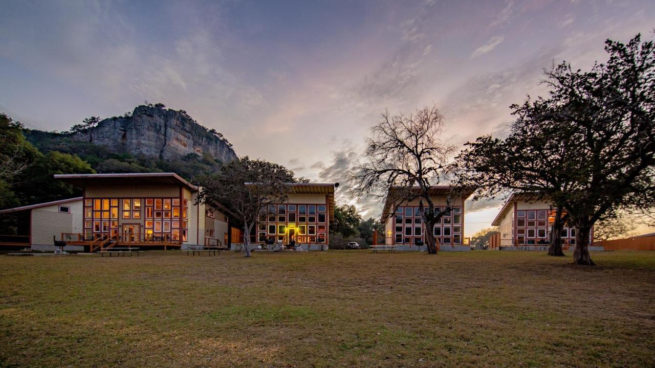 Seven Bluff Cabins Concan Extérieur photo