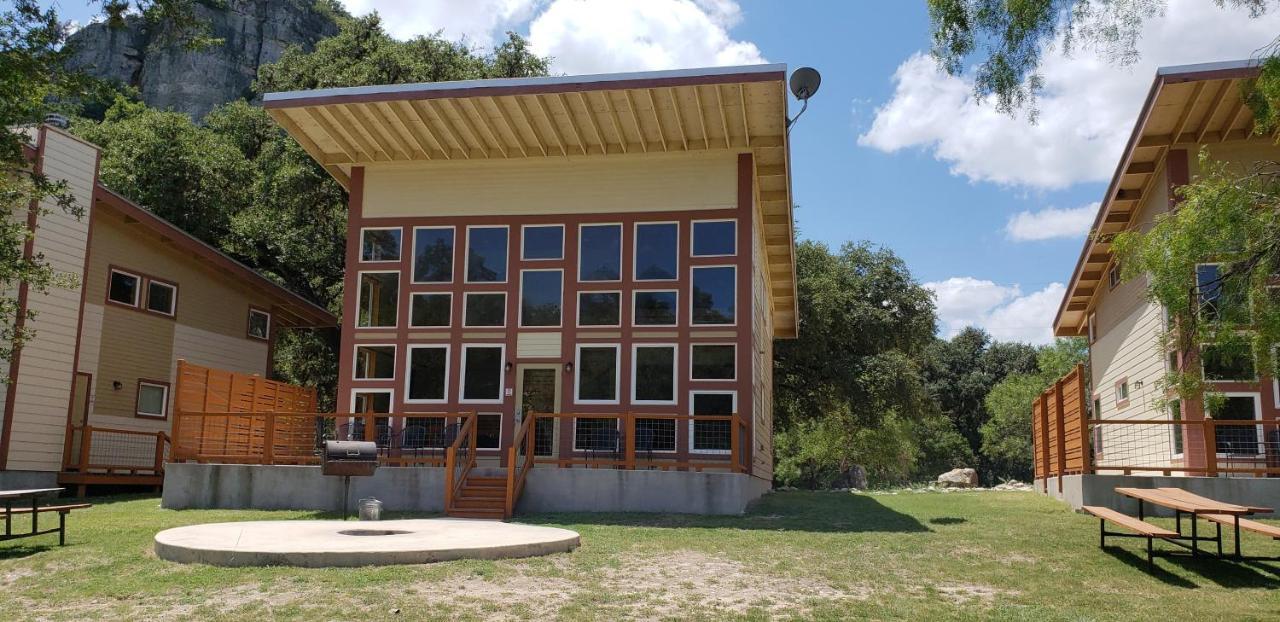 Seven Bluff Cabins Concan Extérieur photo