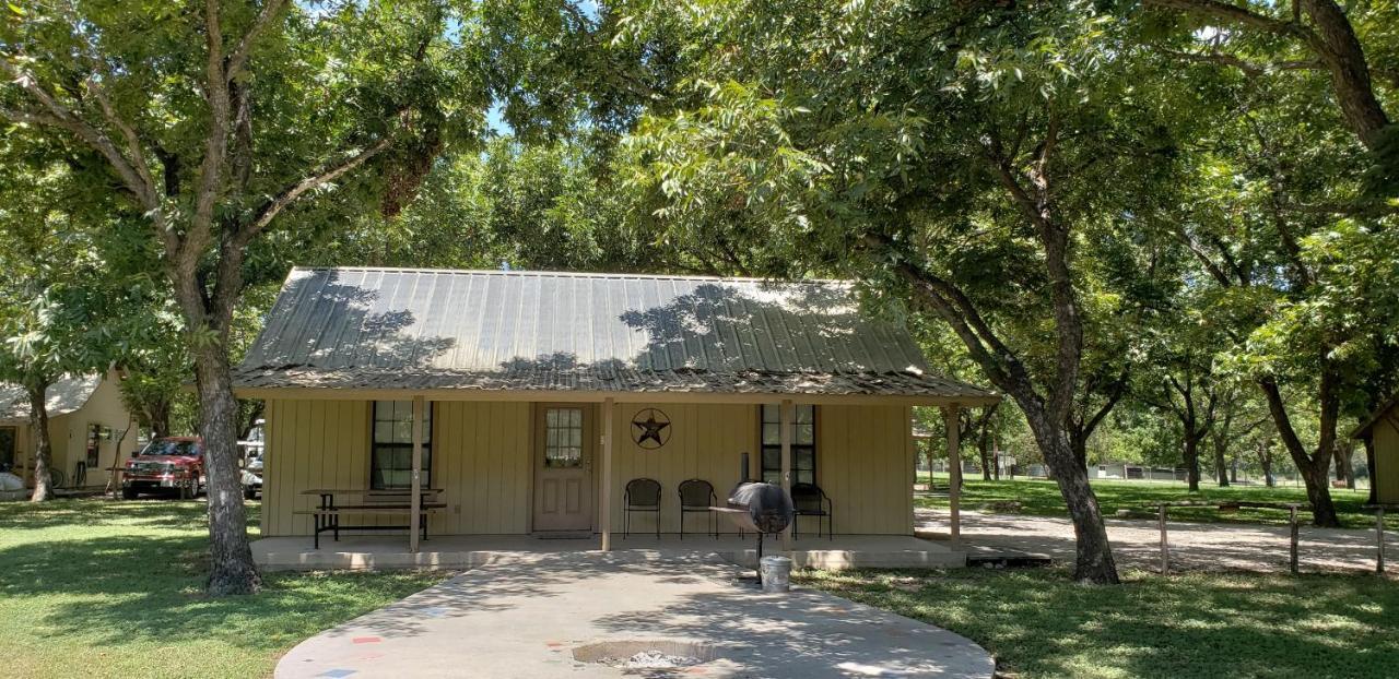 Seven Bluff Cabins Concan Extérieur photo
